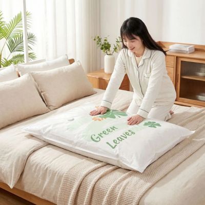 femme pose main sac sous vide vetement assise lit