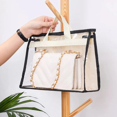 femme prend porte manteau bois rangement sac à main