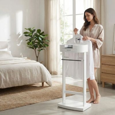 femme prepare chemise sur valet de chambre bois lit commode