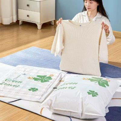 femme prepare linge a mettre dans sac sous vide vetement