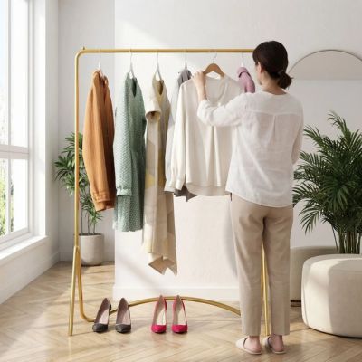 femme range chemise porte vetement chambre