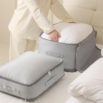 femme range couette dans sac rangement couette gris