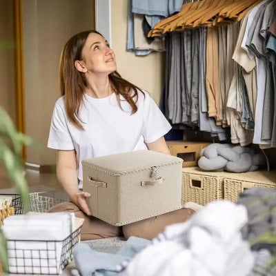 femme range dressing avec boite de rangement pour vetements creme