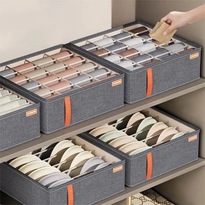 femme range facilement chaussettes dans compartiment organisateur de tiroir