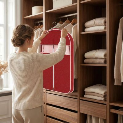 femme range housse vetement penderie dans dressing ouvert