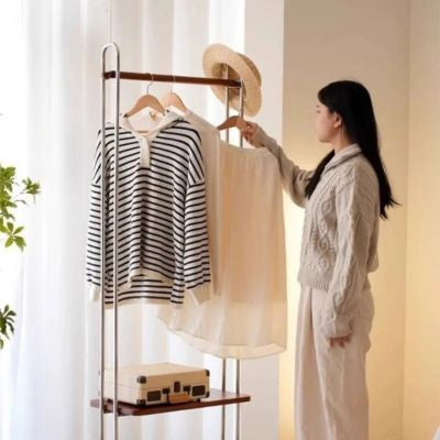 femme range jupe portant vetement chambre