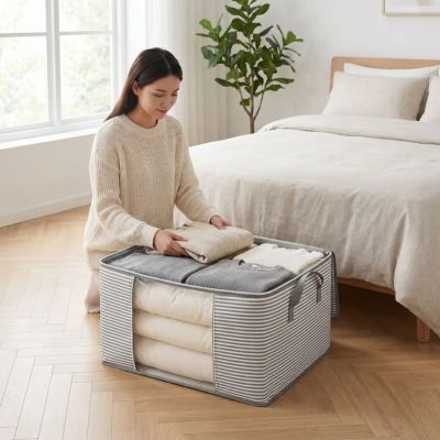 femme range linge sac de rangement pour vetement gris chambre