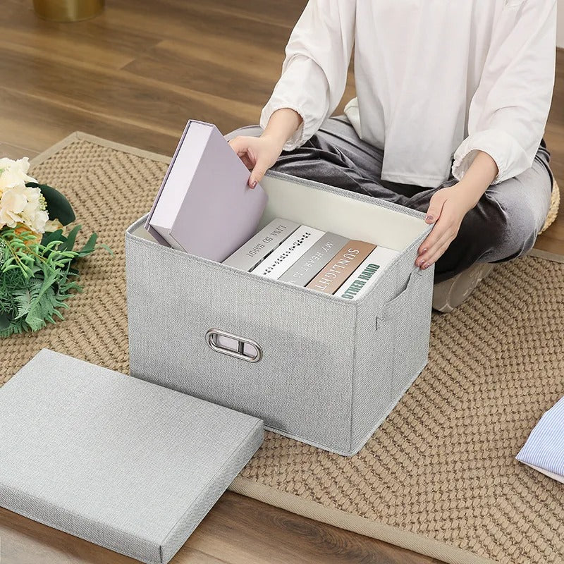 femme range livre dans boite de rangement pour vetement 