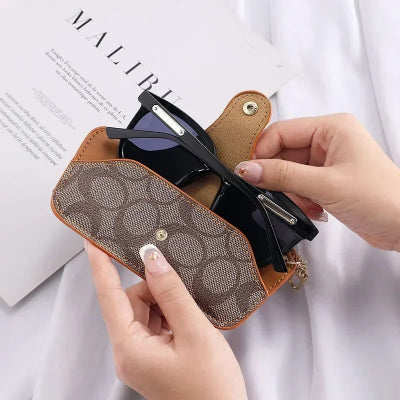 femme range lunette soleil dans étui à lunette marron