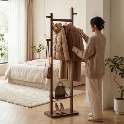 femme range manteau portants vetements en bois lit 