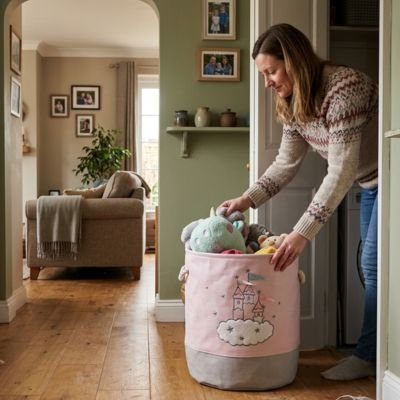 femme range peluche panier a linge