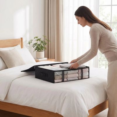 femme range pulls dans sac de rangement pour vetement lit