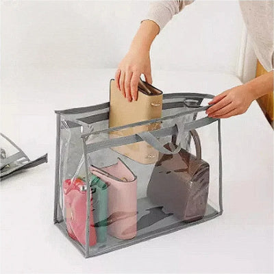 femme range ses sacs dans rangement sac à main protection