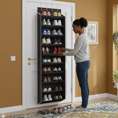 femme range talon sur etagere a chaussures