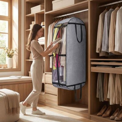 femme range vetement dans housse vetement voyage suspendu dressing
