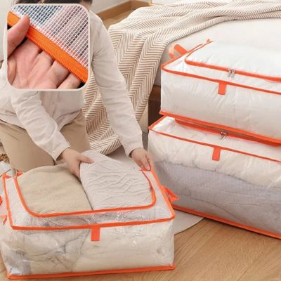 femme range vêtement dans sac de rangement renforcée fibre transparente