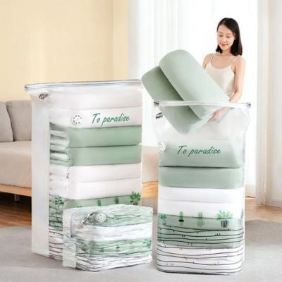 femme remplit sac rangement vetement sous vide