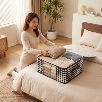 femme remplit vêtement sac de rangement dans chambre