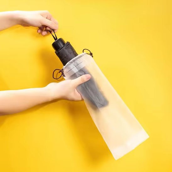femme sort parapluie de son sac de rangement