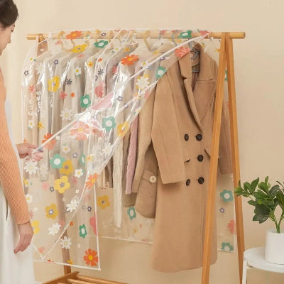 femme soulève housses penderie vetements portant vetement bois