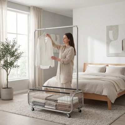 femme suspend chemise portant vetement lit chambre