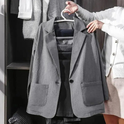 femme tient cintre pour pantalon suspendu une veste 5 pantalons