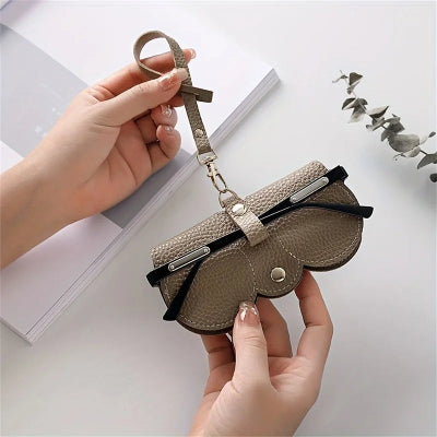 femme tient étui à lunettes avec lanière