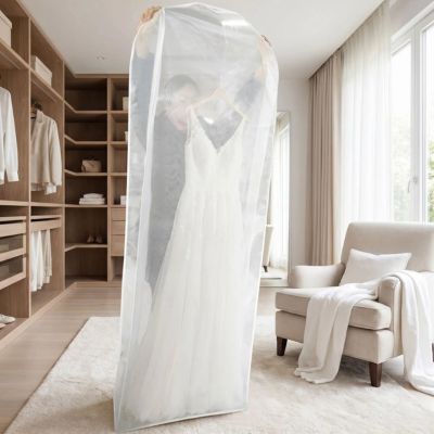 femme tient housse dressing dans sa chambre 