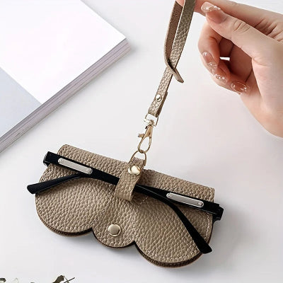 femme tient lanière étui à lunettes kaki
