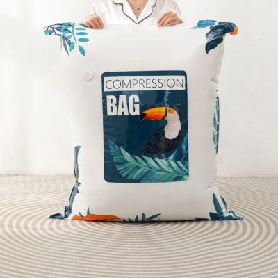 femme tient sac sous vide vetement taille XL