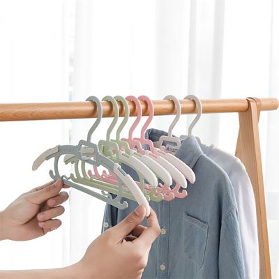 femme tire extrémité cintre enfant pour déplié accroché portant bois