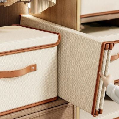 femme-prend-boite-de-rangement-tissu-plie-dressing