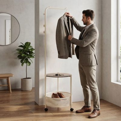 homme à côté chevalet chambre fenêtre