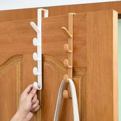 homme installe crochet porte facilement sac a main 