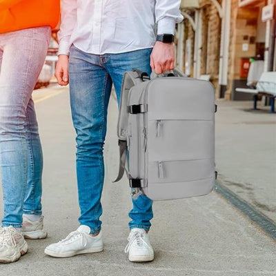 homme marche porte sac a dos gris pratique