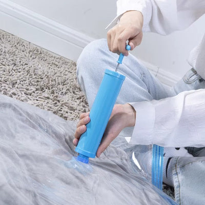 homme pompe air sac sous vide avec pompe a air
