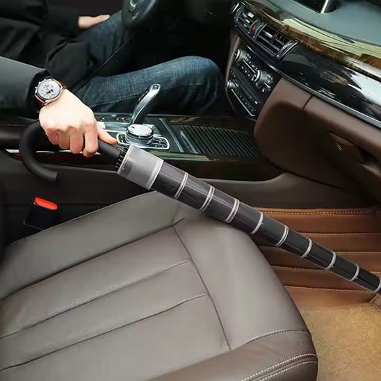 homme prend son parapluie rangé sac de rangement posé voiture 