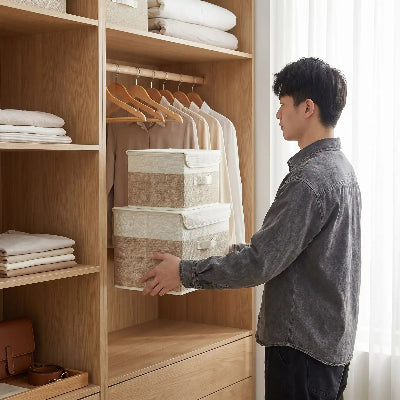 homme range boite de rangement pour vetement beige dans dressing