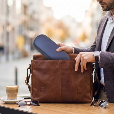 homme range son étui à lunette dans sacoche