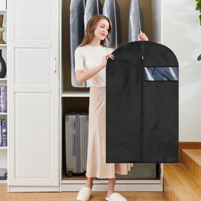 housse vêtement femme présente housse costume impeccable
