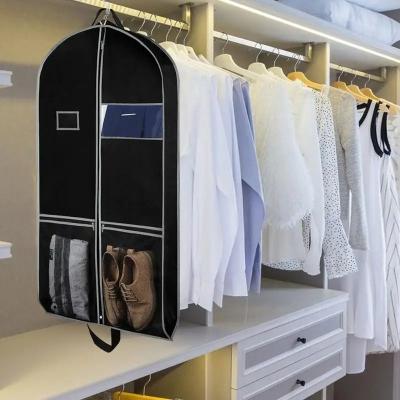housse-pour-vetement-aidant-à-avoir-  un-dressing-rangé-et-organisé