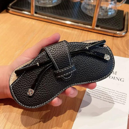main tient étui à lunettes noir
