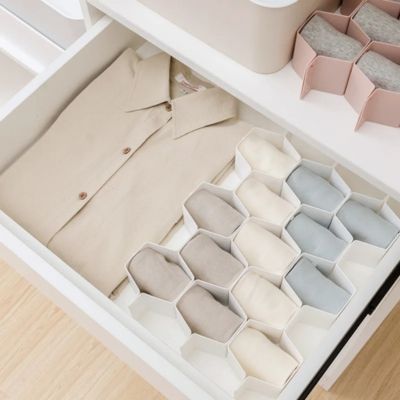 organisation de tiroir blanc tiroir chemises empilées rendu propre range harmonieux gain de place chaussette plus de fouilli