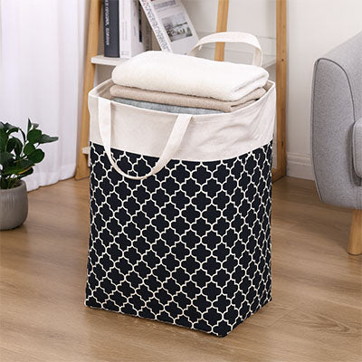 panier a linge blanc motif noir rempli serviette toilette