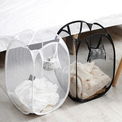 panier à linge blanc noir remplit vetement chambre