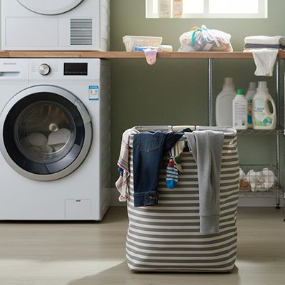 panier a linge rayé remplit dans buanderie