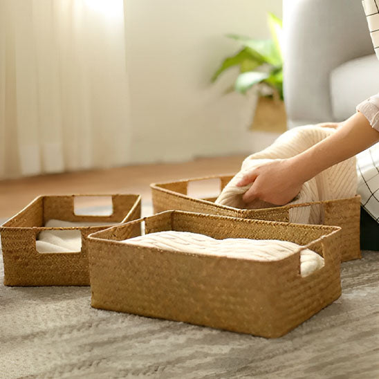 panier de rangement main femme range linge dans 3 paniers tailles différentes
