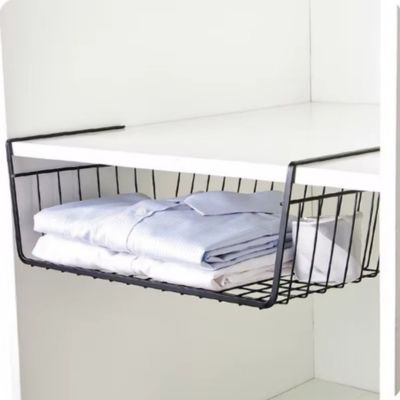 panier de rangement suspendu fonctionnel pour armoire avec chemise bien rangée