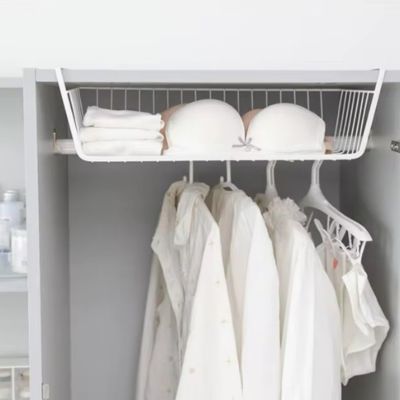 panier rangement optimise espace entre étagère et penderie