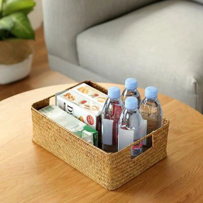 panier rangement pose table petite bouteille et boite categorise linge